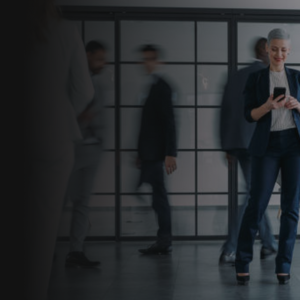 Instructor Daniel Chinesta de P2P TRAINNING verificando su teléfono en un entorno profesional. Formación premium en Bitcoin.