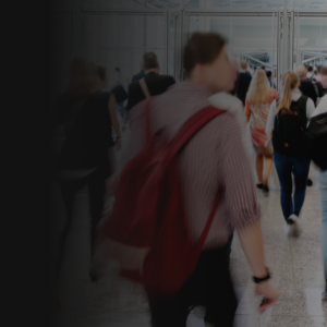 Multitud caminando hacia un edificio, simbolizando el camino hacia la soberanía financiera con Daniel Chinesta de P2P TRAINNING.