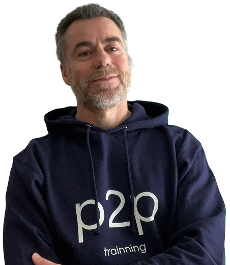 Daniel Chinesta, instructor de P2P TRAINNING, ofrece formación online sobre Bitcoin, vestido con sudadera azul marino.