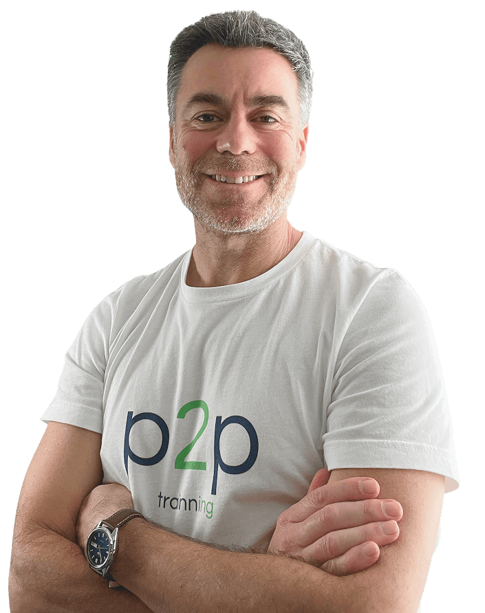 Instructor Daniel Chinesta de P2P Trainning con camiseta blanca sonríe, simbolizando confianza y autoridad en formación Bitcoin.