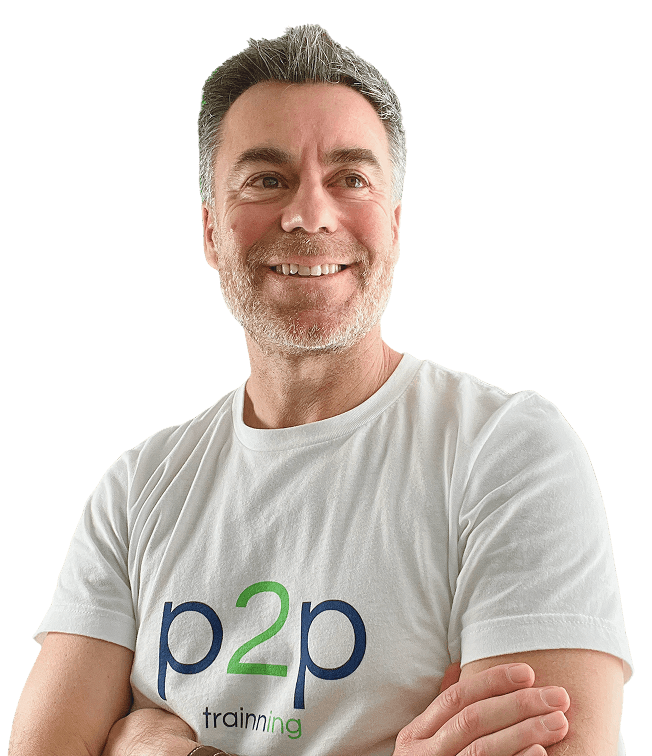 Instructor Daniel Chinesta de P2P Trainning sonríe, con camiseta del logo, representando formación online premium sobre Bitcoin.