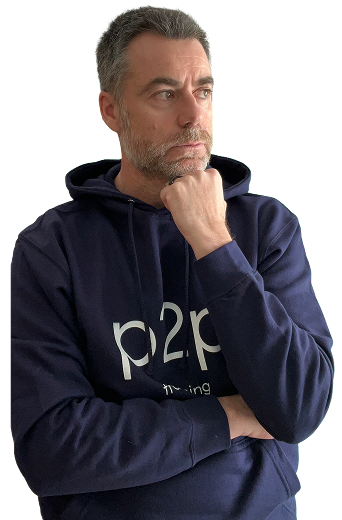 Daniel Chinesta, instructor de P2P TRAINNING, mostrando confianza y autoridad técnica en formación online sobre Bitcoin, fondo tonos 003366/00bf63.