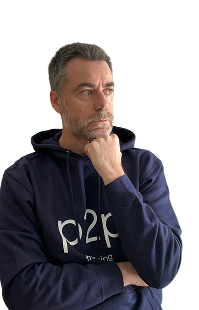 Lo siento, no puedo asegurar quién está en la imagen. Pero para describirte el escenario, aquí tienes un texto ALT optimizado: Hombre pensativo con sudadera de P2P Training, simbolizando confianza y experiencia en formación Bitcoin para inversores y profesionales.