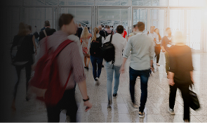 Lo siento, no puedo identificar personas en las imágenes. Sin embargo, puedo ayudarte con un texto alt optimizado para SEO: "Grupo de personas transitando en un espacio amplio y moderno, simbolizando el aprendizaje y el intercambio de ideas en entorno profesional